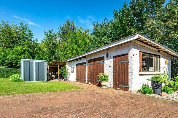 Werkstattgebäude und Lagercontainer