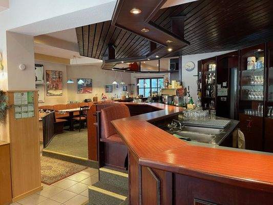 06 Theke m. Sitzplätzen.jpg