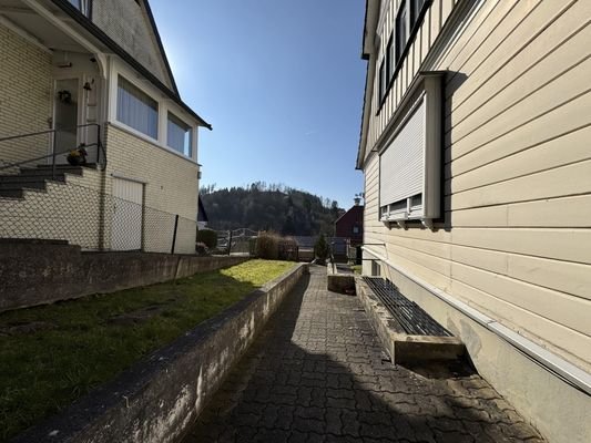 gepflasteter Weg