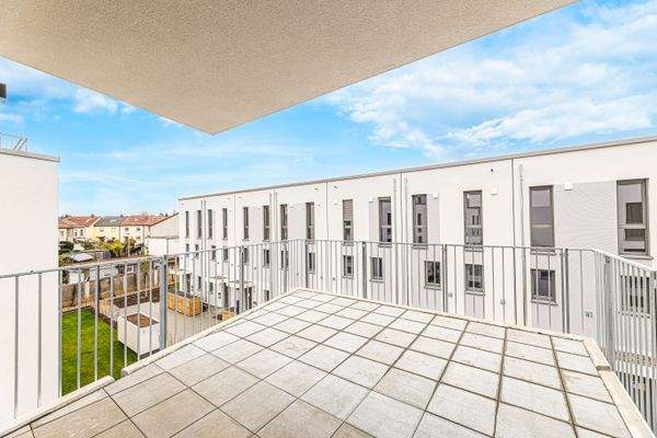 großzügiger, überdachter Balkon