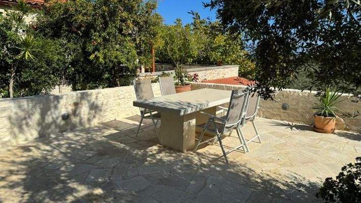 Kreta, Kournas: Malerisches Steinhaus mit bezauberndem See- und Meerblick zu verkaufen