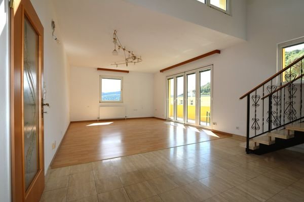 Wohn-/Esszimmer mit Galerie und Zugang zum Balkon