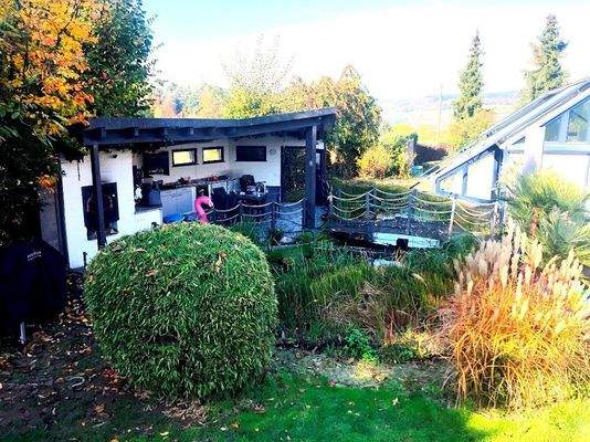 Teich mit Außenküche