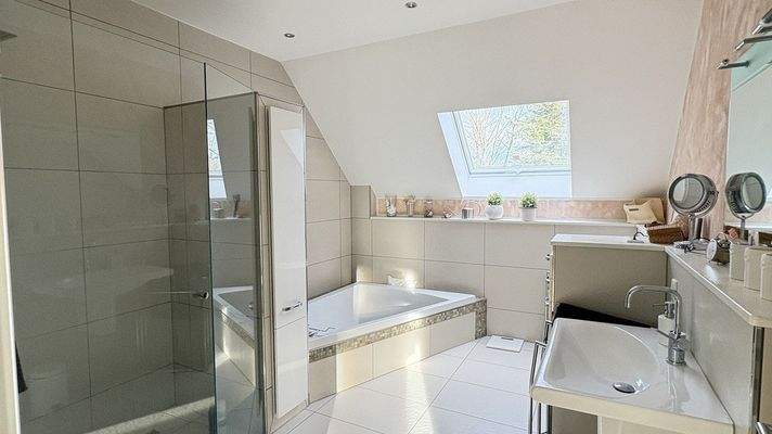 Bad mit Wanne und Dusche DG