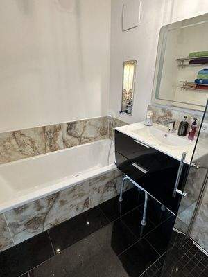 Bad mit Dusche und Wanne