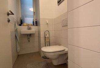 WC mit extra Waschbecken