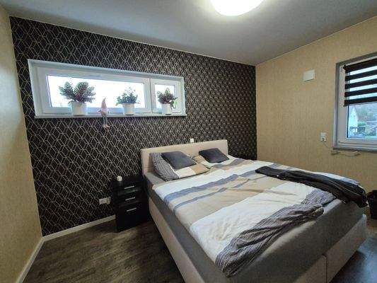 OG: Schlafzimmer mit Ankleide