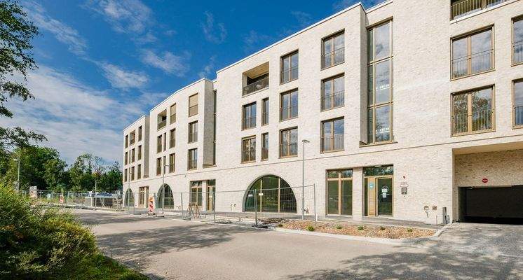 Neubau mit Tiefgarageneinfahrt