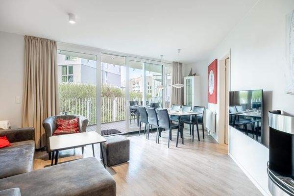 Wohn- und Essbereich mit Blick auf die Terrasse