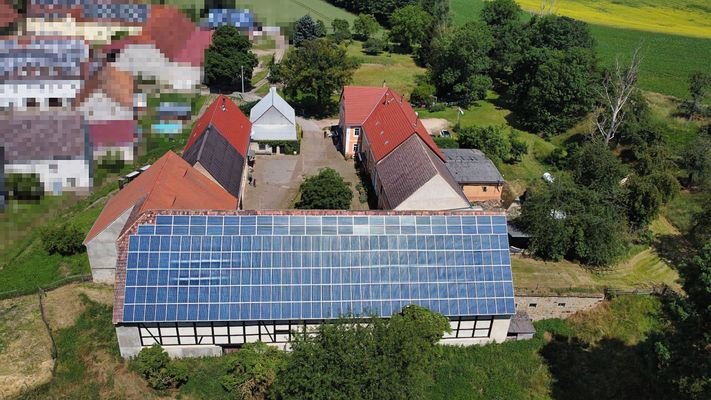 Dreiseitenhof Rückseite mit Photovoltaik auf dem D