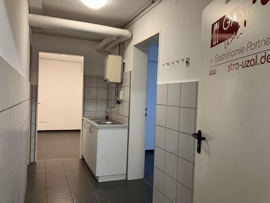In der Mieteinheit im UG: Flur Eingangsbereich