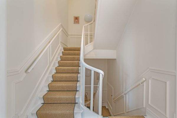 Elegantes Treppenhaus führt auf die weiteren Ebenen