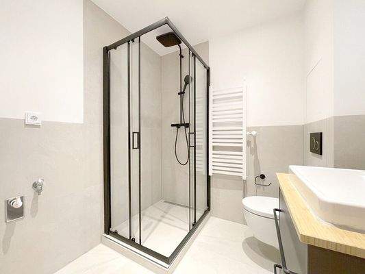 Anderer Blick durch das schicke neue Badezimmer