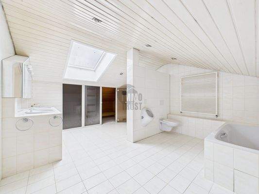 Tageslichtbad mit Dusche/Wanne und Sauna