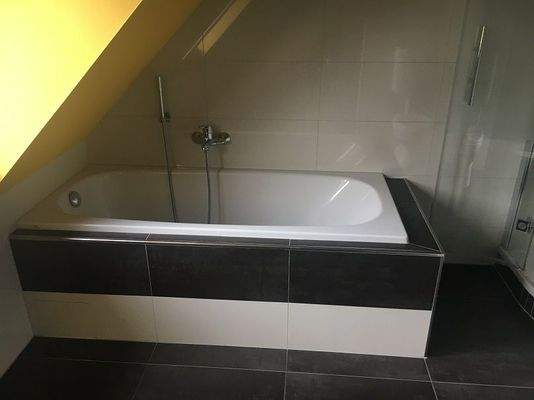 Bad mit Wanne und Dusche