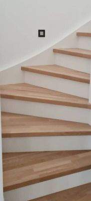 Holztreppe mit effizienter LED-Beleuchtung