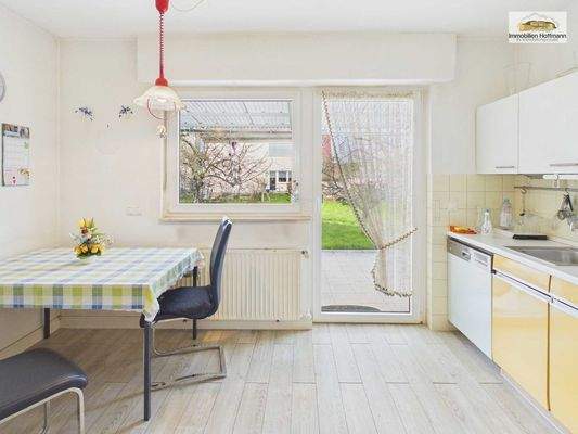 Helle Küche mit direktem Zugang zur Terrasse und in den Garten