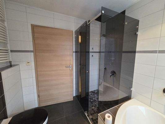 Bad mit Dusche/Wanne u. WC EG