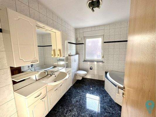 DHH-Schrollbach-Innenansicht-OG1-Bad mit Wanne-Dus