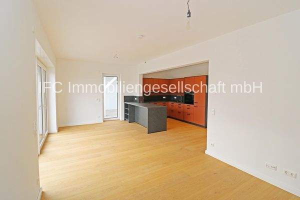 Wohnzimmer mit Blick in die offene Küche im EG