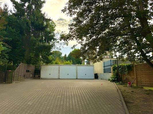 Innenhof mir 3 Garagen