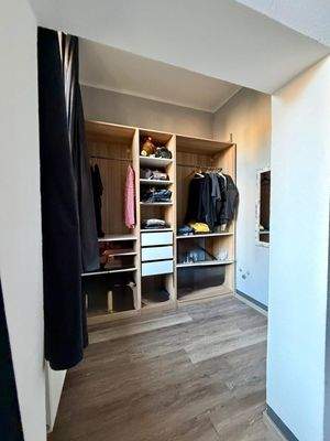 Geräumiger Kleiderschrank