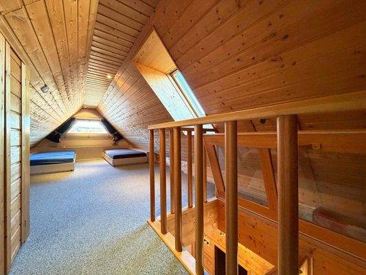 DS Dachspitz: Geschossraum mit Holzverkleidung...geeignet als Schlaf- oder Spielbereich