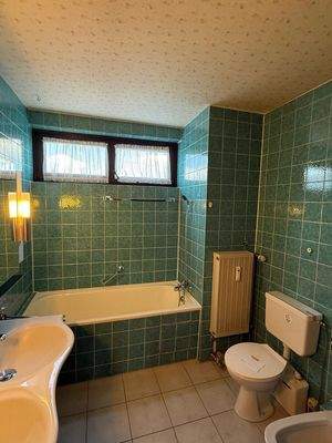 Bad mit Fenster, Wanne, Dusche, WC