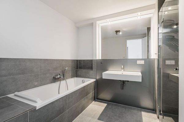 Elegantes Masterbad mit Wanne + Dusche