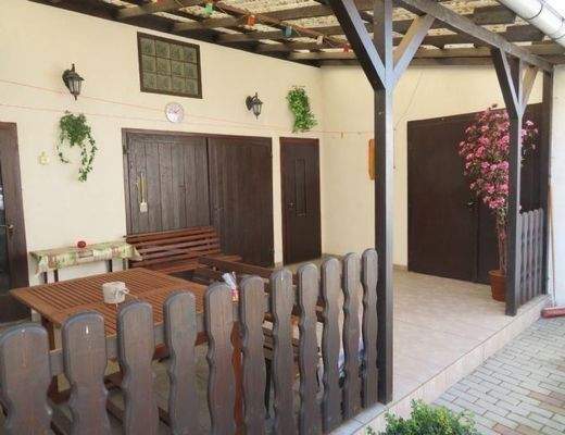 Großer überdachter Freisitz