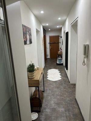 020 Blick Richtung Wohnungsausgang.jpg