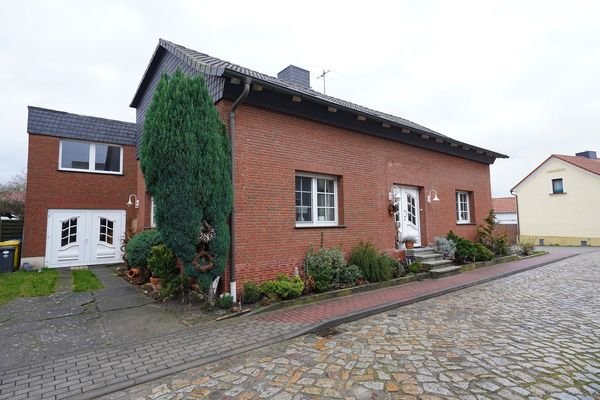 2 - Wohnhaus mit Garage.JPG