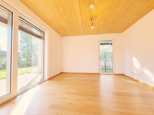 geräumiges Wohnzimmer