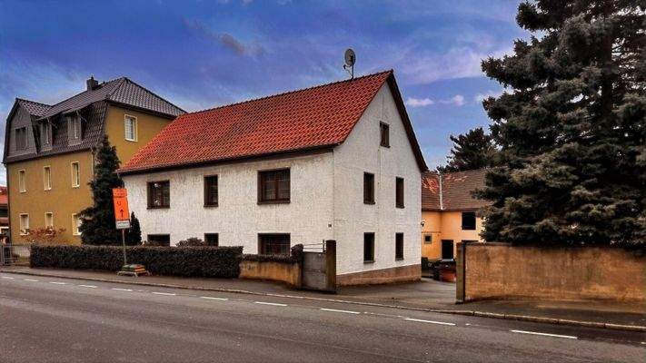 Straßenansicht mit Hofeinfahrt