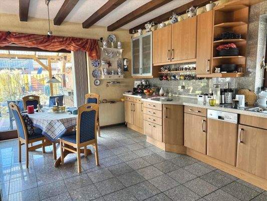 Küche im Erdgeschoss mit Panoramablick in den Garten