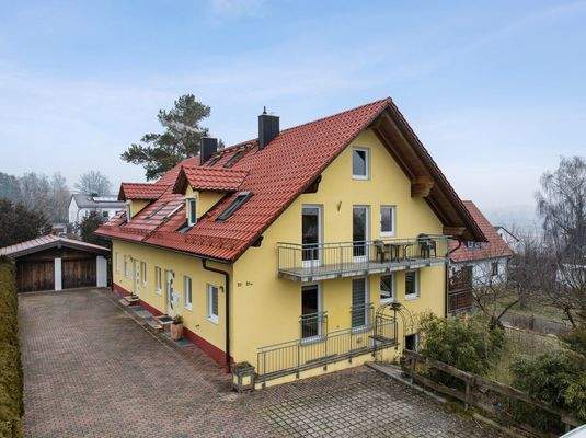 Hausansicht mit Garagenzufahrt