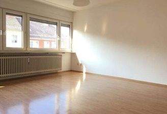 lichtdurchfluteter Wohnraum mit Rollo