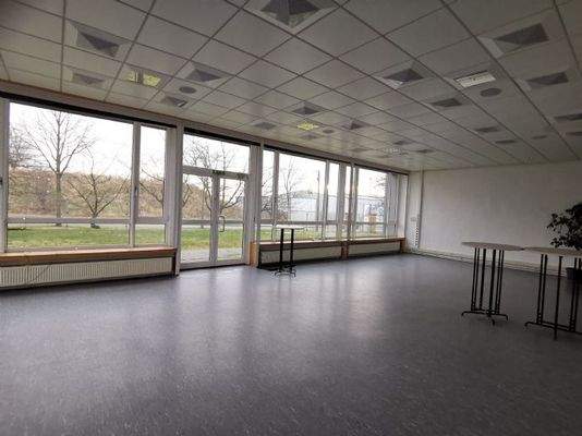 Saal mit Eingang von außen