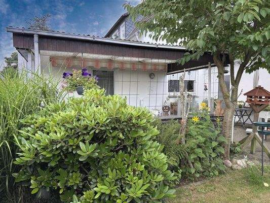 überdachte Terrasse auf der Gartenseite