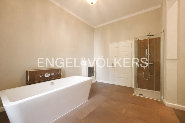 Geräumiges Badezimmer mit freistehender Badewanne und Grundofen