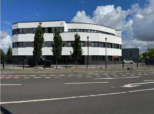 160780378 __ Modernes hochwertiges Büro mit Lagerf