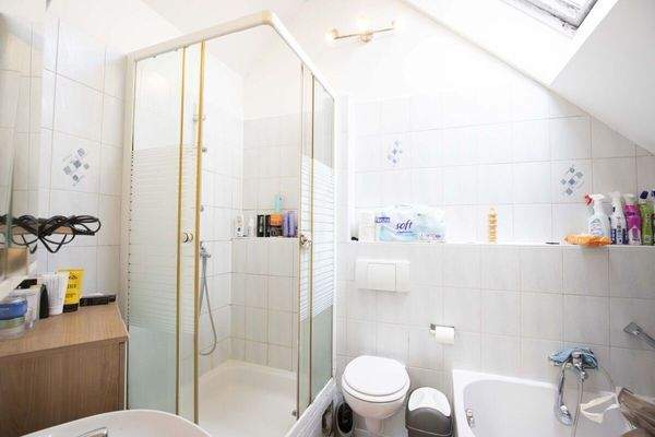 DG rechts: Badezimmer