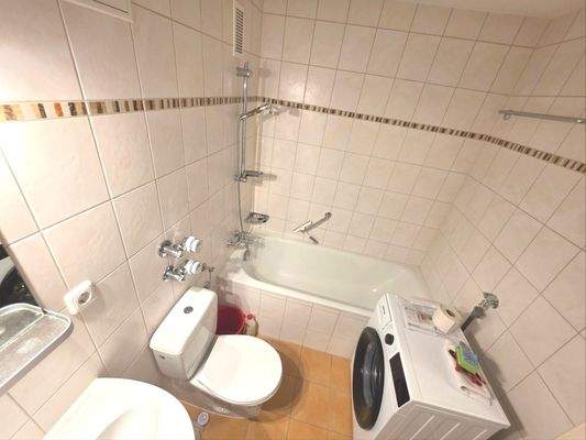 Badezimmer mit Badewanne