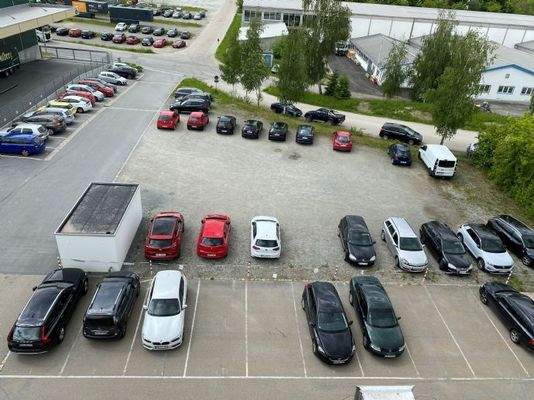 viele Parkplätze vorhanden