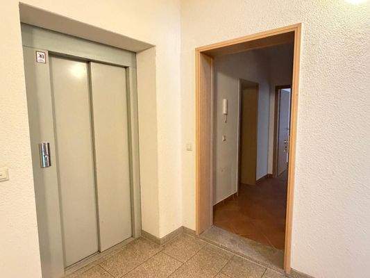 Flur mit Aufzug