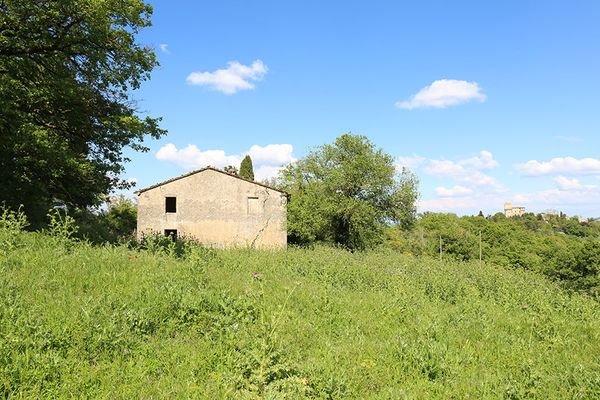 Restaurierungsbedürftiges Bauernhaus mit Nebengebäude in einmaliger Lage
