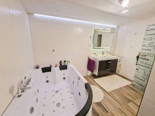 Bad/WC mit Wanne (Massagefunktion)