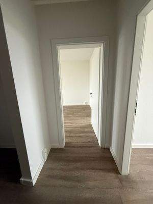 Helles Zimmer mit Holzboden