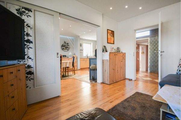 Blick vom Wohnzimmer zum Essbereich und in den Flu