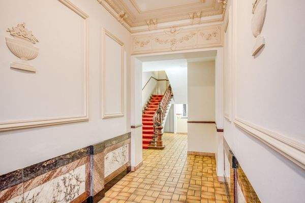 Repräsentativer Eingangsbereich mit Zugang zum Treppenhaus und Personenaufzug 